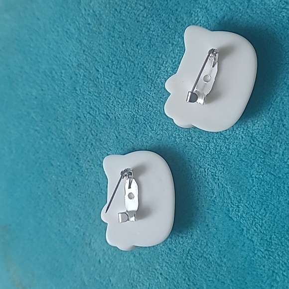 2 Hello Kitty Pins - Picture 13 of 15